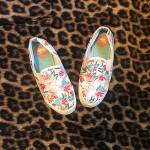 Floral slip-on shoes 😍